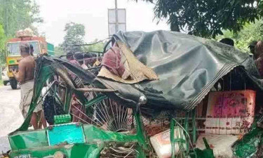 গাজীপুরে অটোরিকশা-কাভার্ড ভ্যানের মুখোমুখি সংঘর্ষে নিহত ৪