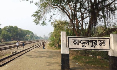 ছেলের চোখের সামনেই ট্রেনে কাটা পড়লেন মা