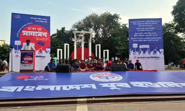যুব সমাবেশে বক্তব্য রাখছেন বাংলাদেশ যুব ইউনিয়নের নেতাকর্মীরা