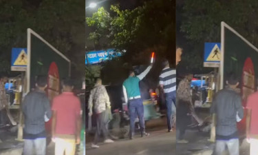 চাপাতি হাতে ব্যাগ ছিনিয়ে পুলিশের সামনে দিয়ে গেল যুবক, ভিডিও ভাইরাল