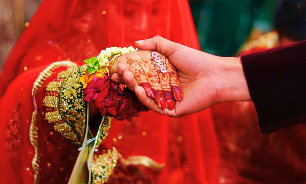 ‘পার্লারে যাব’ বলে নিখোঁজ নববধূ