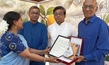 বিশ্বসাহিত্য কেন্দ্রে বৃষ্টিমুখর বিকেলে কবিতা ও গানে সম্মাননা ও শ্রদ্ধার আবহ