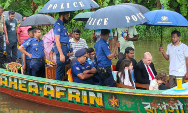 স্বরূপকাঠির নৌকার হাট পরিদর্শনে আলজেরিয়ার রাষ্ট্রদূত