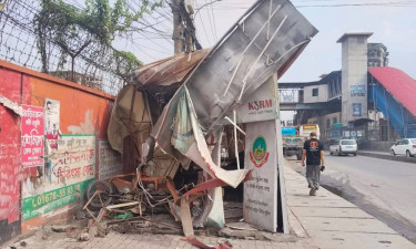 পুলিশ বক্সে উঠে গেল ট্রাক, আহত ২ পুলিশ সদস্য