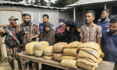 বুড়িচংয়ে গাঁজা পাচারকালে মা-মেয়েসহ ৫ মাদক ব্যবসায়ী আটক