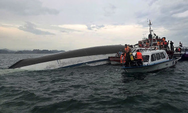 ভিয়েতনামে পর্যটকবাহী নৌকা ডুবে নিহত ৩৪, নিখোঁজ ৮