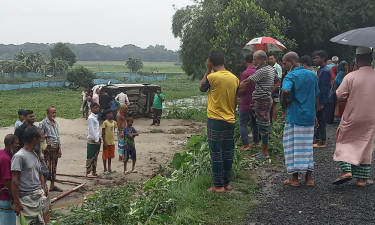 নিয়ন্ত্রণ হারিয়ে সড়কের প্রাইভেট কার মাঠে, শিক্ষক নিহত