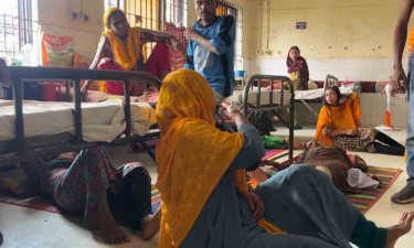 ব্রাহ্মণবাড়িয়ায় ওভারটেক করতে গিয়ে বাস খাদে, আহত ৩০