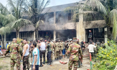 উত্তরায় বিমান বিধ্বস্ত : আহতদের বহনে মেট্রো রেলের বগি রিজার্ভ