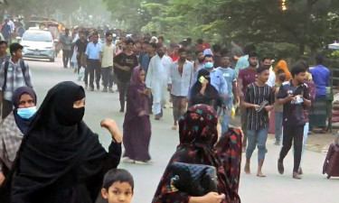 মাইলস্টোনের দিকে উৎসুক জনতার ঢল