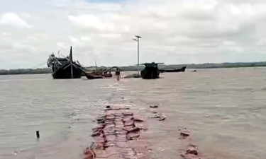 জোয়ারের পানিতে ডুবে যায় প্রধান সড়ক, চরম দুর্ভোগ