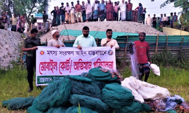 টাঙ্গাইলে দুই লাখ টাকার চায়না ও কারেন্ট জাল পুড়িয়ে ধ্বংস