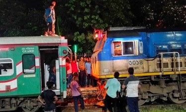 সাড়ে ৫ ঘণ্টা পর ঢাকার উদ্দেশে ছাড়ল ‘মহানগর এক্সপ্রেস’