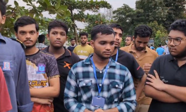 মাইলস্টোনে অবস্থান নিয়েছে শিক্ষার্থীরা