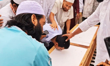 হুমায়রার কফিনে বাবার শেষ চুমু