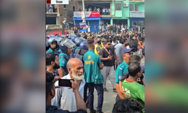 মাইলস্টোন স্কুল অ্যান্ড কলেজের সামনে শিক্ষার্থীদের অবস্থান