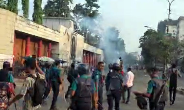 সচিবালয়ের সামনে শিক্ষার্থীদের সঙ্গে পুলিশের ধাওয়া-পাল্টাধাওয়া