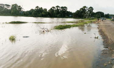 সড়ক থেকে নেমে গেলেও লোকালয়ে এখনো পানি