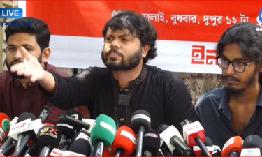 ইনকিলাব মঞ্চের সংবাদ সম্মেলন চলছে