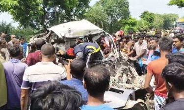 নাটোরে ট্রাক-মাইক্রোবাস সংঘর্ষে নিহতের সংখ্যা বেড়ে ৭