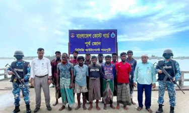 গভীর সাগরে বিকল ভাসমান ট্রলারসহ ১৮ জেলে উদ্ধার