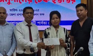 ফুটবলার ঋতুপর্ণার মায়ের চিকিৎসায় ২ লাখ টাকার সহায়তা জেলা প্রশাসনের