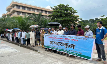 শিক্ষকরা চান আগে ভিসি, শিক্ষার্থীরা ক্লাসের দাবিতে অটল