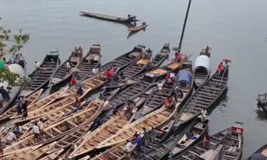 শতবর্ষ ধরেই জলে ভাসছে বৃহৎ নৌকার বাজার