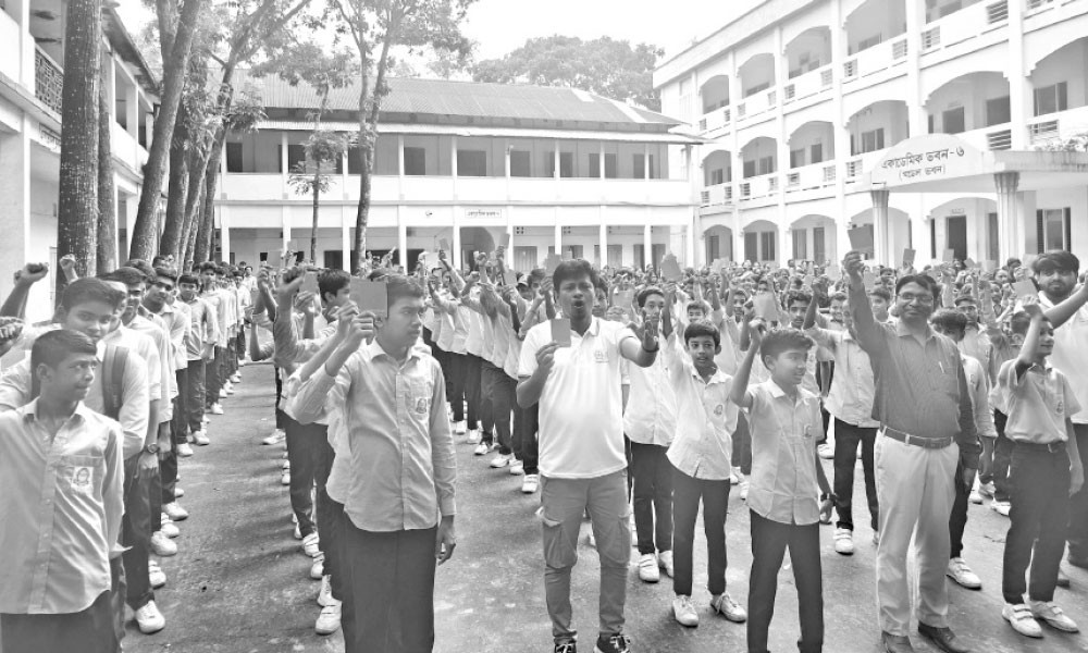 মাদকের বিরুদ্ধে ৯০০ শিক্ষার্থীর লাল কার্ড