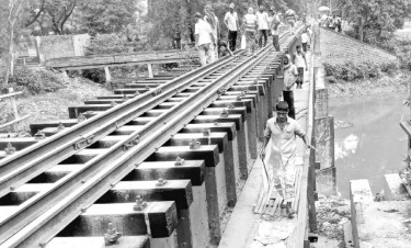 পাটাতন নষ্ট হয়ে ঝুঁকিপূর্ণ হয়ে পড়েছে