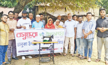 ভালুকায় বসুন্ধরা শুভসংঘের সেলাই মেশিন বিতরণ