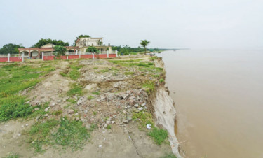 পানি বাড়ায় ভাঙনের আশঙ্কা সরিয়ে নেওয়া হচ্ছে স্থাপনা