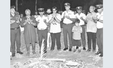 বিমানবাহিনীর পক্ষ থেকে শিক্ষিকা মেহরিনের সমাধিতে পুষ্পস্তবক অর্পণ