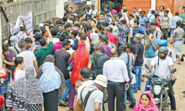 মূল ফটক বন্ধ, বাইরে ভিড়