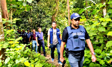 অপরাধী ধরতে দুর্গম পাহাড়ে রাউজান থানা পুলিশের টহল