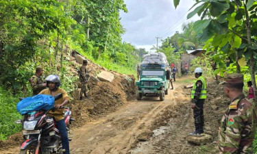 পাহাড়ধস : ১০ ঘণ্টা পর সাজেক সড়কে যান চলাচল শুরু
