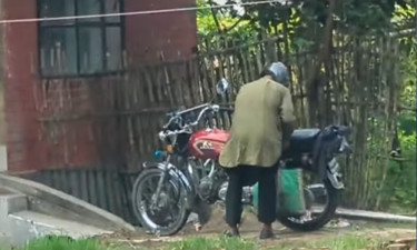 হাসপাতালের খাবার চুরি করে গণমাধ্যমকর্মীর হাতে ধরা পড়লেন বাবুর্চি