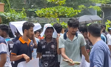 ঢাবি অধিভুক্তি বাতিলের দাবিতে বরিশাল ইঞ্জিনিয়ারিং কলেজ শিক্ষার্থীদের মহাসড়ক অবরোধ