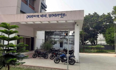 চেইন ছিনিয়ে নেওয়ার অভিযোগে ‘অন্তঃসত্ত্বা’ নারী আটক