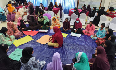 উপকূলের কিশোরীদের গল্পে সমাজের অসংগতির ছবি
