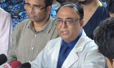 ব্রিফ করছেন জাতীয় বার্ন ইনস্টিটিউটের পরিচালক