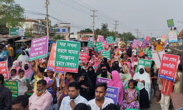 সাভারে ভিটামাটি রক্ষার দাবিতে মহাসড়ক অবরোধ