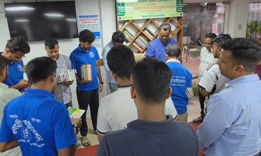 এখন বাস কাউন্টারে অবসর মানেই বইয়ের ভুবন