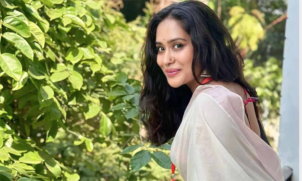 ক্ষমতা মানুষকে বানায় দানব : মম