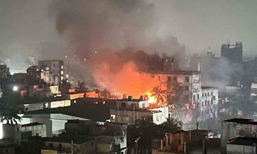 খুলনায় ছাতা তৈরি কারখানার আগুন নিয়ন্ত্রণে