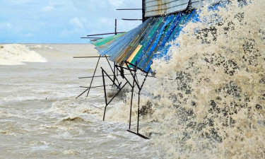 বঙ্গোপসাগরে নিম্নচাপ, উত্তাল কুয়াকাটা