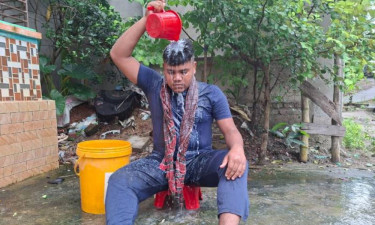 গোপালগঞ্জে দুধ দিয়ে গোসল করে ছাত্রলীগ সম্পাদকের পদত্যাগ