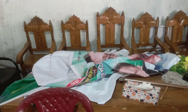 ব্যানারে নেতার ছবি না থাকায় বিএনপির অফিস ভাঙচুর