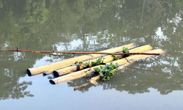 কলাগাছের ভেলায় ভেসে এসেছে ভারতীয় নারীর গলিত লাশ
