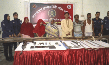 বাড়ি থেকে বিপুল অস্ত্র উদ্ধার, বৈষম্যবিরোধী নেতার বাবাসহ আটক ৬